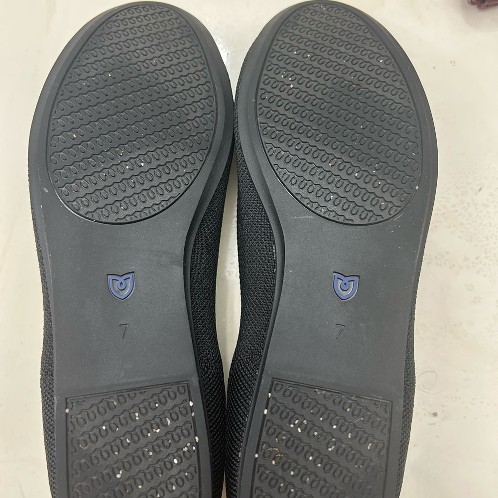 Women’s size 7 black round toe Rothy’s - Picture 3 of 3